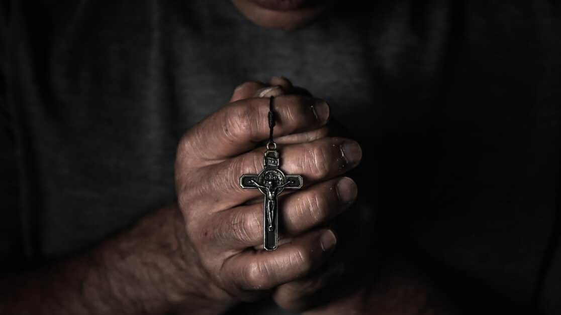 Descubra como sua fé pode ser um refúgio seguro nos momentos mais desafiadores.